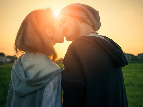 梦见老婆和别人亲热